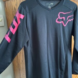 Fox riding top, size youth xl or fits like a women’s small, small snag back Larm